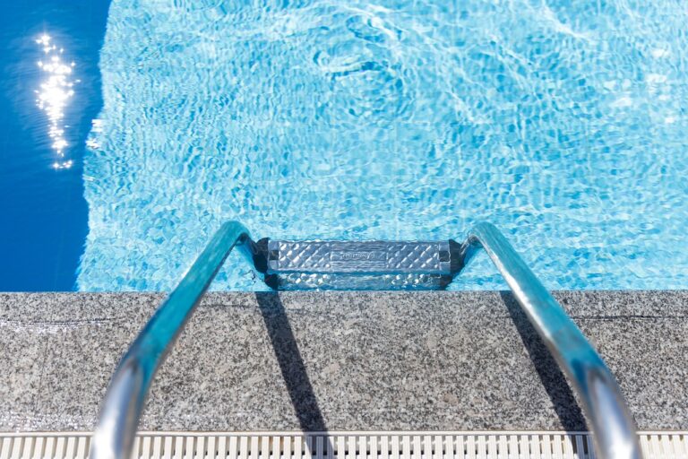 Améliorez votre entretien de piscine : comment changer une buse de refoulement en béton
